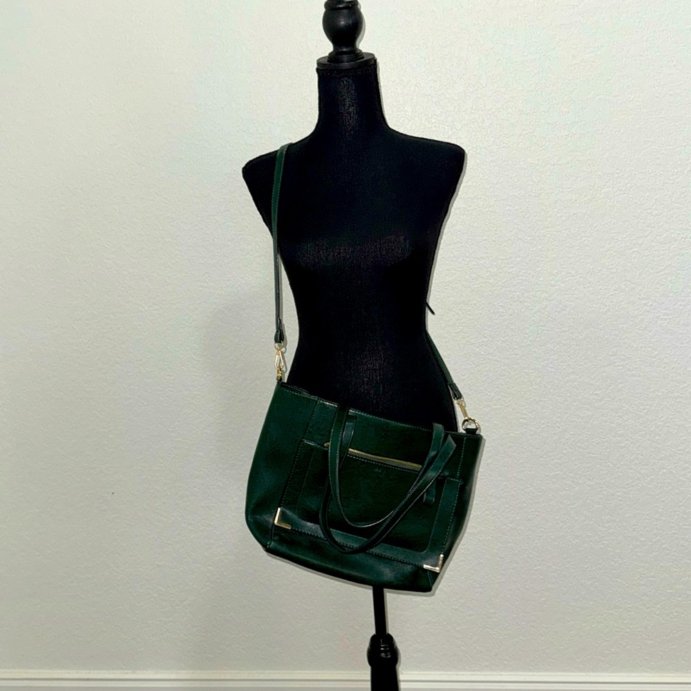 Green shoulder bag with gold details